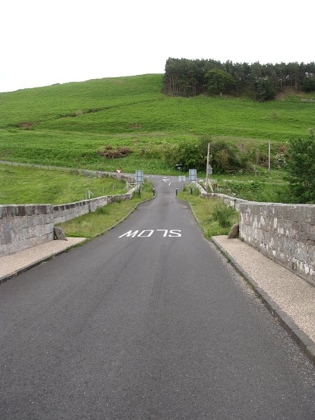 weetwood bridge and moor.jpg - Een foto vanaf Weetwood bridge richting Weetwood moor. Via een geitenpaadje tussen de struiken door moesten we de helling beklimmen.
